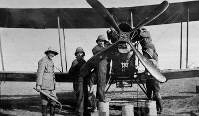 Flugzeugreparaturen, 1916 von English Photographer